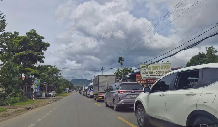 Giao thông trên Quốc lộ 20 vào chiều 2/7 bị ách tắc kéo dài nhiều km đoạn qua Phường 3 Bảo Lộc