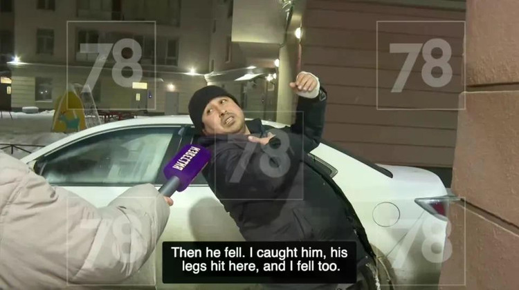 Khairullo kể lại rằng cậu bé đã ngã úp mặt xuống tuyết, khiến cả hai ngã theo. (Nguồn: East2West)