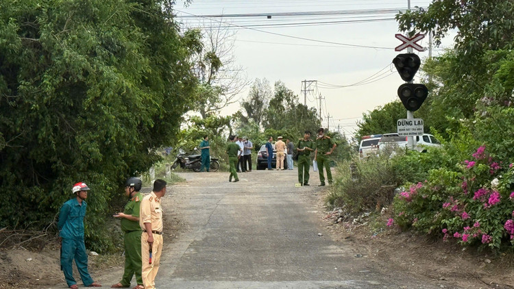 Cơ quan chức năng có mặt để điều tra vụ tai nạn.