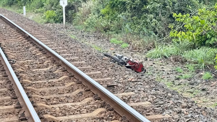 Xe máy của nạn nhân bị tàu hỏa tông văng ra xa.