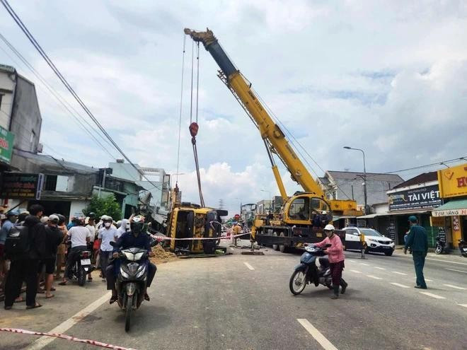 Nhiều người dân tập trung theo dõi vụ việc.