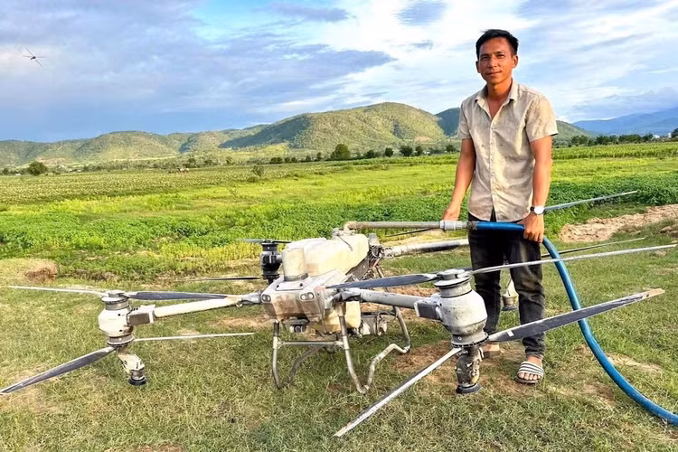 Anh Trần Văn Nghĩa cùng drone ở ruộng khoai lang gần sông Ba