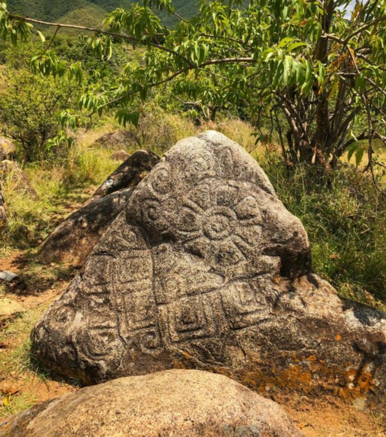 メキシコ、ゲレーロ州にある古代の儀式複合施設を探検しよう。