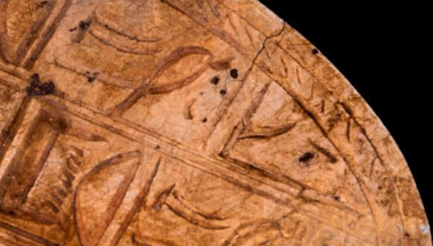 3歳の少女が、3800年前の古代エジプトのスカラベ（フンコロガシ）の像