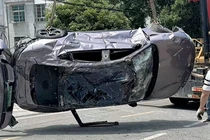 Xiaomi SU7 Max bị xe tải đè xẹp lép vẫn hoạt động 