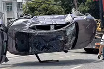 Xiaomi SU7 Max bị xe tải đè xẹp lép vẫn hoạt động 