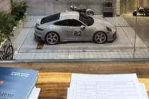 Cường "đô-la" đã cho cải tạo lại căn nhà sau hơn 10 năm sử dụng, với điểm nhấn là có hầm để xe, di chuyển bằng 1 cầu nâng, mang đến sự đẳng cấp cho garage xe của đại gia phố núi này.