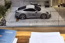 Cường "đô-la" đã cho cải tạo lại căn nhà sau hơn 10 năm sử dụng, với điểm nhấn là có hầm để xe, di chuyển bằng 1 cầu nâng, mang đến sự đẳng cấp cho garage xe của đại gia phố núi này.