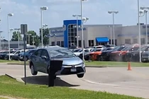 Toyota Corolla “bay” vì đường nứt do nắng nóng cực độ