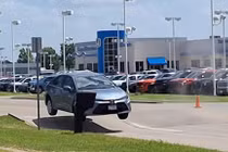 Toyota Corolla “bay” vì đường nứt do nắng nóng cực độ