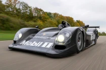 Porsche Carrera GT từ thất bại trở thành siêu xe huyền thoại