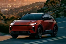 Toyota C-HR 2026 lăn bánh 467 km/sạc, từ hơn 900 triệu đồng
