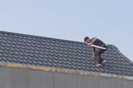 Thanh Hóa: Vây bắt hai người nghi liên quan đến ma túy cố thủ trên mái nhà