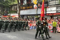 Các khối diễu binh đi trong tiếng reo hò của nhân dân