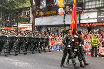 Các khối diễu binh đi trong tiếng reo hò của nhân dân