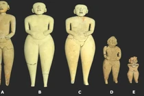 Phát hiện 5 bức tượng lạ lùng trên đỉnh kim tự tháp