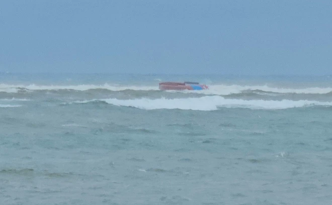 Quảng Trị: Tàu cá bị lật, 1 người tử vong, nhiều người thoát nạn