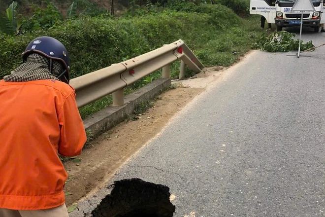 Hố tử thần xuất hiện trên Quốc lộ 49 ở Huế gây lo ngại