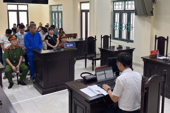 Rủ nhau đánh bạc, nhóm đối tượng lĩnh gần 28 năm tù