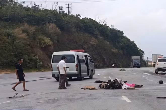 Xe khách va chạm xe máy, 2 người tử vong tại chỗ