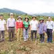 Bệnh binh A Thắm (mặc áo mưa tím) thỏa ước nguyện trồng 1000 cây cà phê giống.