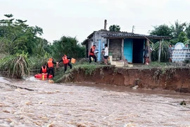 Lũ cuốn trôi đường bê tông, 13 hộ dân ở Lâm Đồng bị cô lập