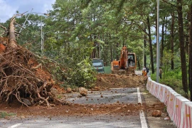 Sạt lở đèo Prenn gây tắc nghẽn giao thông tại Đà Lạt