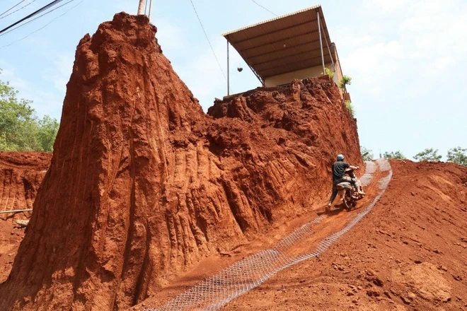 Nguy cơ sạt lở tại Đồng Nai: Tạm dừng thi công để bảo vệ dân sinh