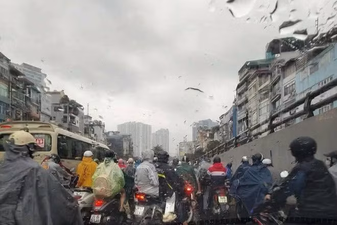Mưa lớn gây ùn tắc kéo dài tại nhiều tuyến phố Hà Nội sáng 29/7
