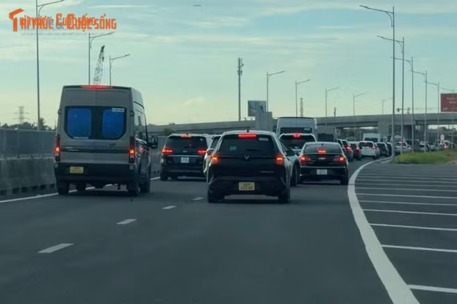 Nút giao tạm trên đường Vành đai 3 TP HCM gây ùn tắc nghiêm trọng
