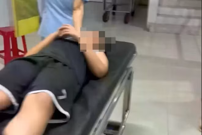 Học sinh lớp 4 bị giáo viên đánh nhập viện sau va chạm nhỏ