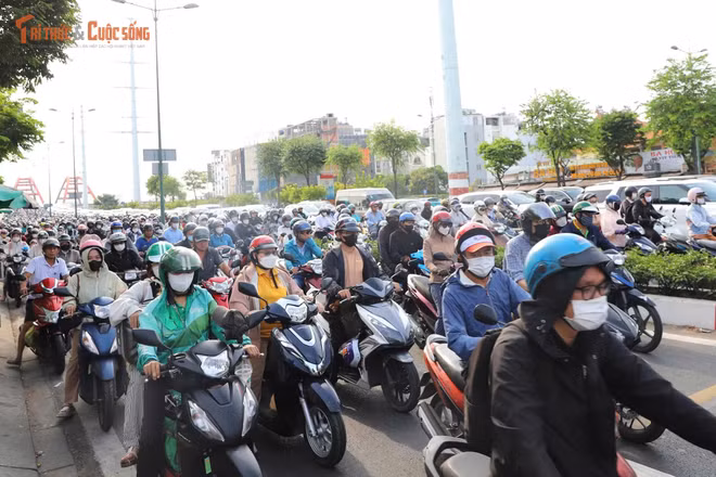 Giao thông ùn ứ tại TP HCM sau kỳ nghỉ lễ dài