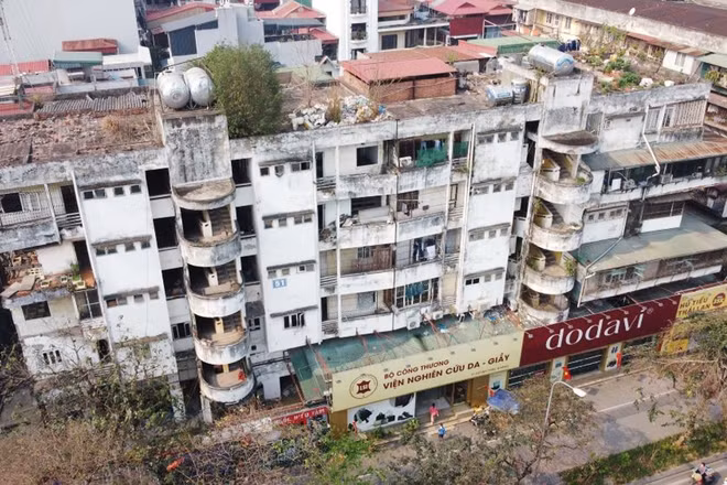 Chung cư cũ cấp độ D ở phố Huỳnh Thúc Kháng được quây tôn chuẩn bị cải tạo
