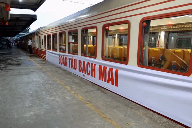 Chuyến tàu đặc biệt giúp y bác sĩ Bệnh viện Bạch Mai di chuyển dễ dàng hơn