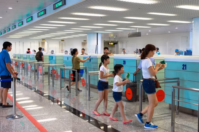 Nội Bài ra mắt làn thủ tục giúp người Việt rút ngắn thời gian xuất nhập cảnh