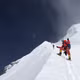 Gần 300 nhà leo núi lập kỷ lục chinh phục đỉnh Everest trong ngày