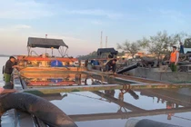 Bắt giữ nhiều phương tiện mua bán, tàng trữ cát trái phép ở Vĩnh Long