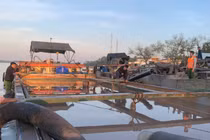 Bắt giữ nhiều phương tiện mua bán, tàng trữ cát trái phép ở Vĩnh Long