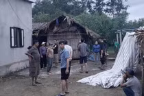 Nam thanh niên bị sét đánh tử vong khi vừa sạc vừa xem điện thoại