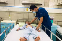 Bé gái bị co giật, ngất do biến chứng của viêm cầu thận