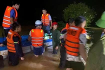 Kịp thời ứng cứu 7 người dân bị nước lũ cô lập ở Quảng Trị