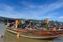 Bắt giữ đối tượng khai thác cát trái phép trên sông Gianh