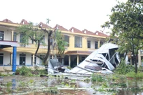 Dãy 12 phòng học thuộc Trường THCS Sơn Lộc bị tốc mái hoàn toàn.