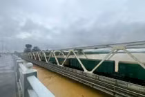 Ngành đường sắt dùng 25 toa tàu giữ cầu Bạch Hổ trên sông Hương