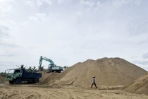 Khai thác cát trái phép trên sông Gianh, 2 đối tượng bị bắt giữ