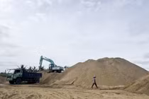 Khai thác cát trái phép trên sông Gianh, 2 đối tượng bị bắt giữ