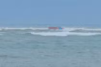 Quảng Trị: Tàu cá bị lật, 1 người tử vong, nhiều người thoát nạn