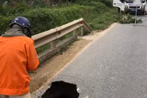 Hố tử thần xuất hiện trên Quốc lộ 49 ở Huế gây lo ngại