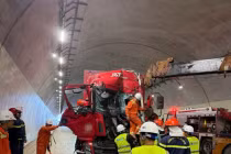 Xe tải, ô tô đâm nhau tại Đèo Bụt, nhiều phương tiện hư hỏng nặng