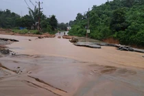 Cố băng qua ngầm tràn, ô tô chở 4 người bị nước lũ cuốn trôi